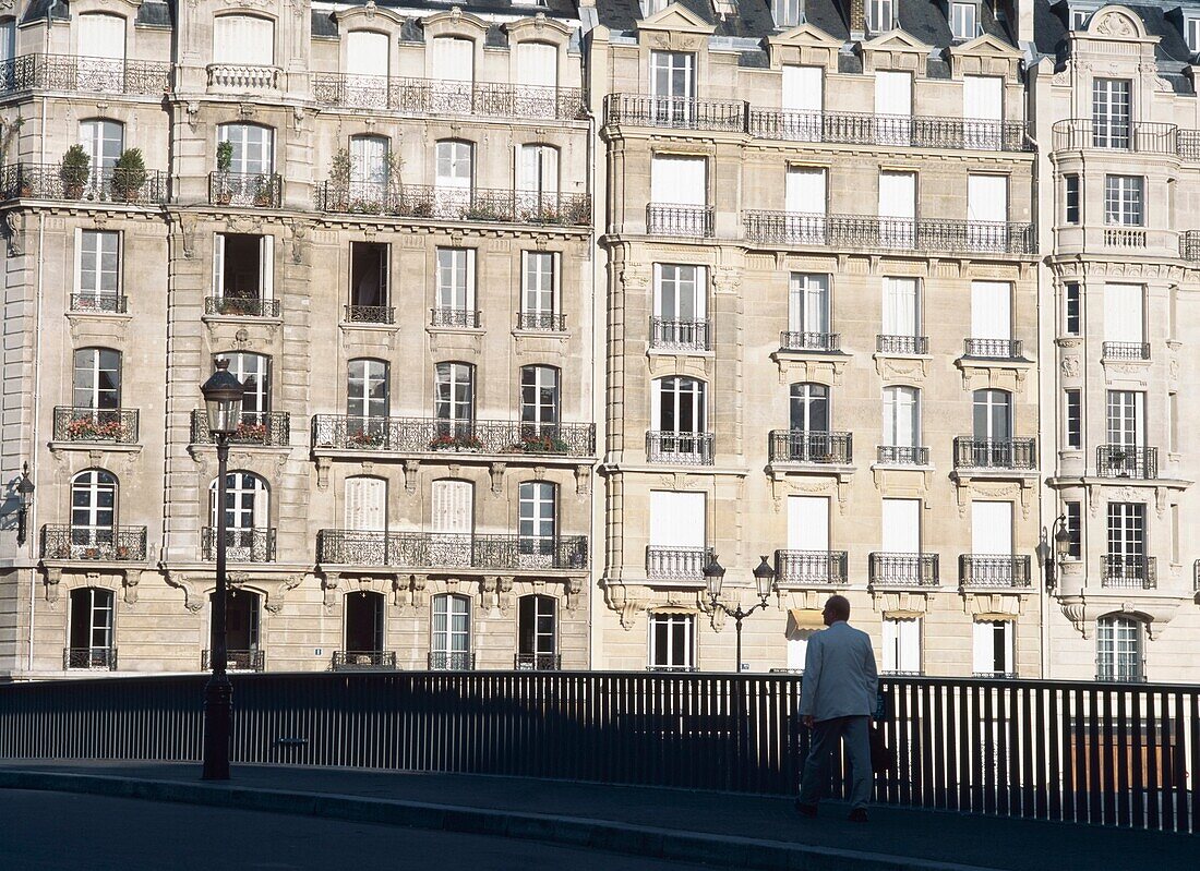 Mann auf der Brücke zur Ille De La Cite