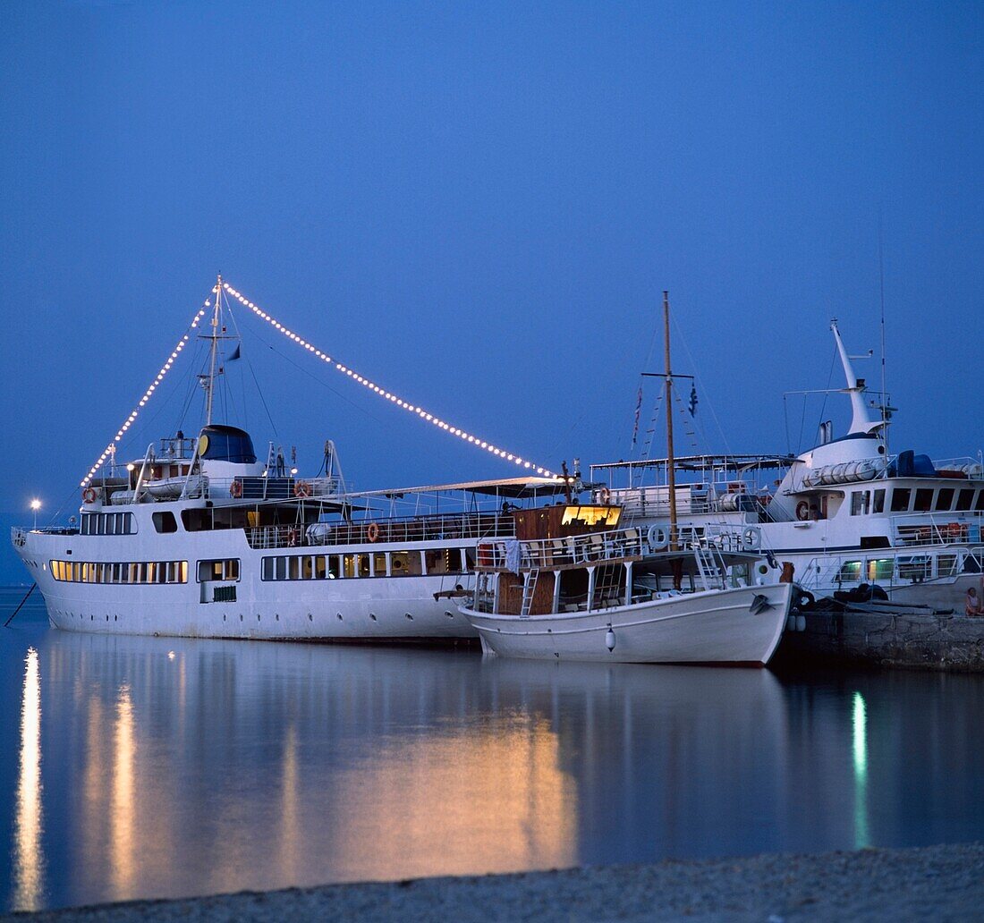 Kreuzfahrtschiffe im Hafen von Chalkidiki festgemacht