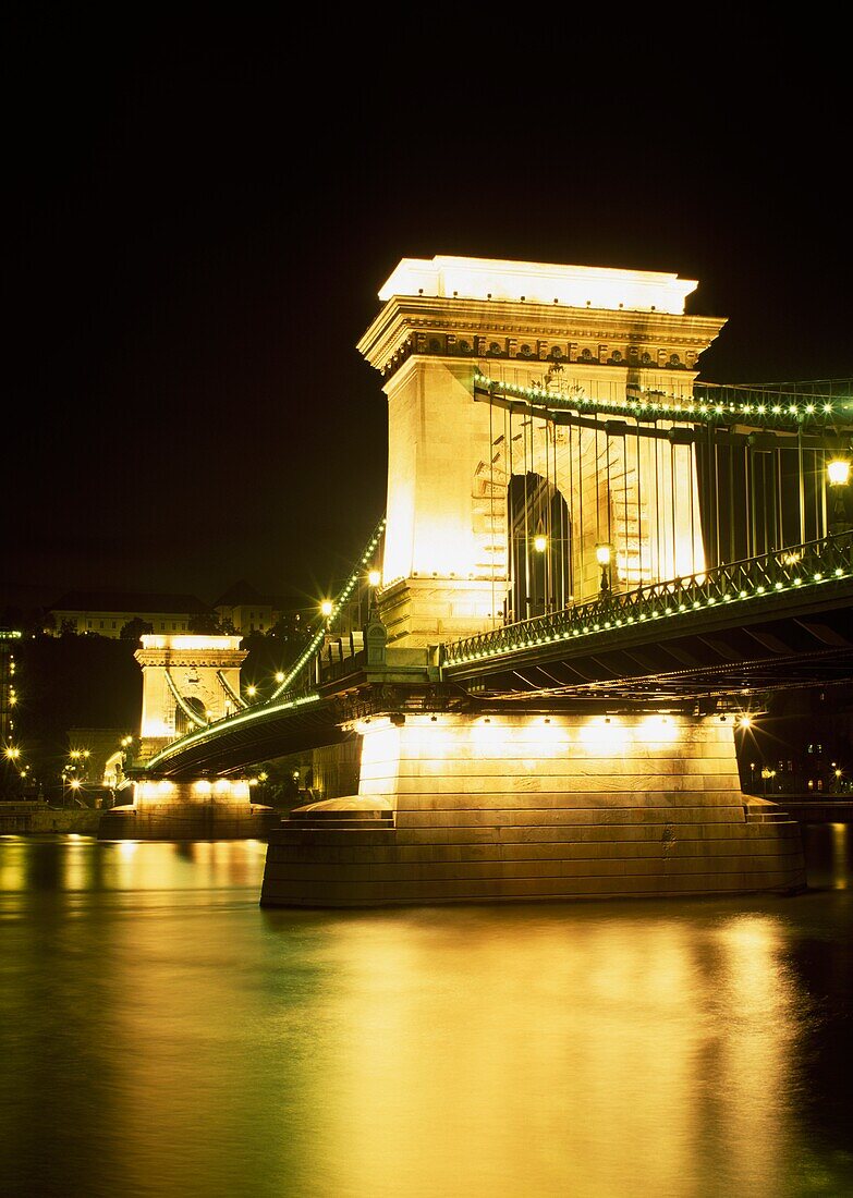 Beleuchtete SzÃ©chenyi Kettenbrücke bei Nacht