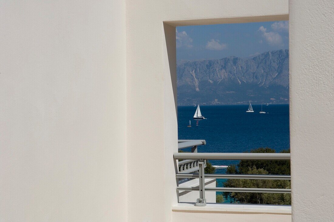 Blick durch ein Fenster auf eine der Ionischen Inseln.
