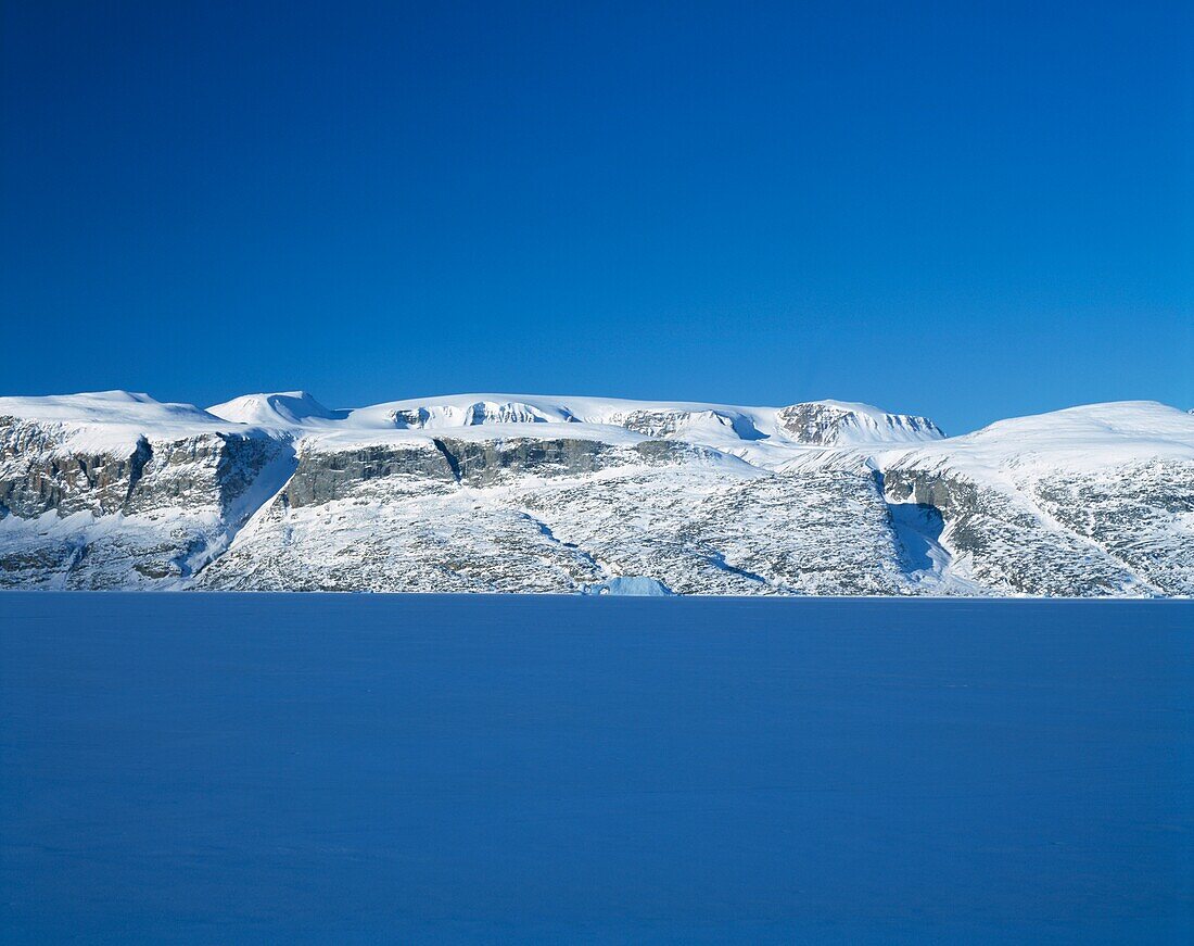Eis und Schnee bedeckte Landschaft