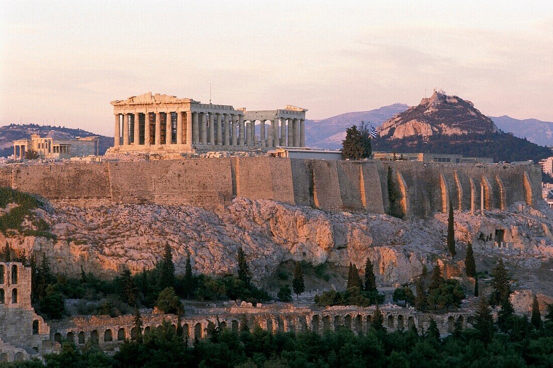 Antike Tempel auf der Akropolis bei Sonnenuntergang