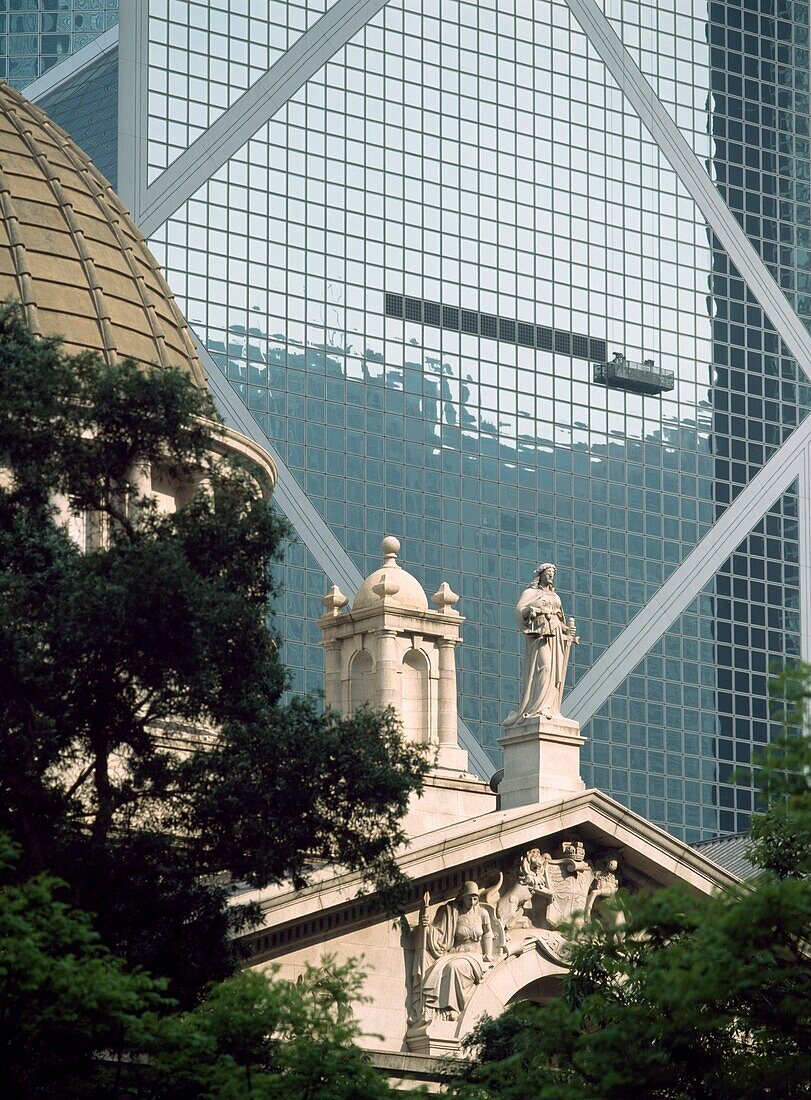 Altes Gebäude vor dem Turm der Bank of China