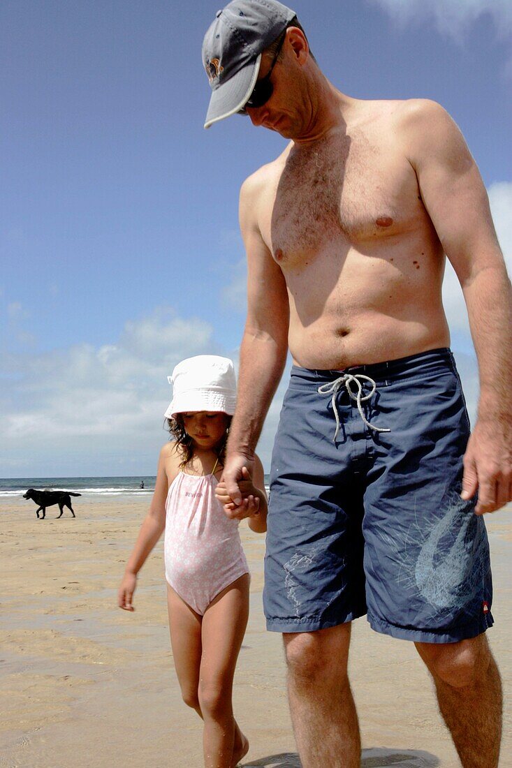 Vater mit Tochter am Strand