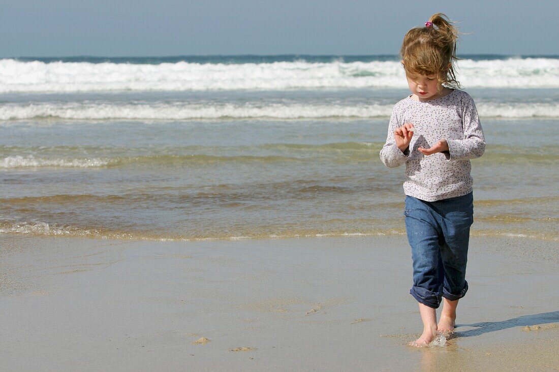 Kleines Mädchen am Strand von Sennen Cove