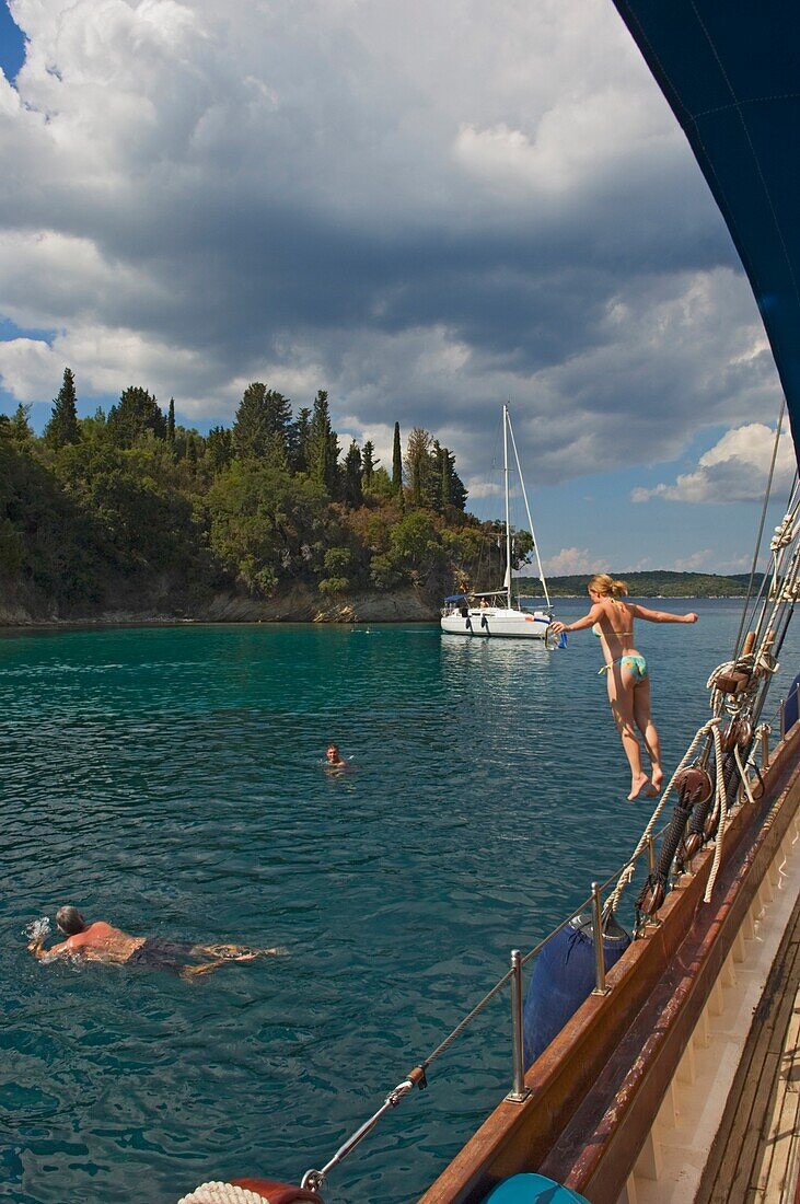 Touristen auf dem Kreuzfahrtschiff Ms. Christina in der Nähe der Insel, die der Familie Onasis gehört