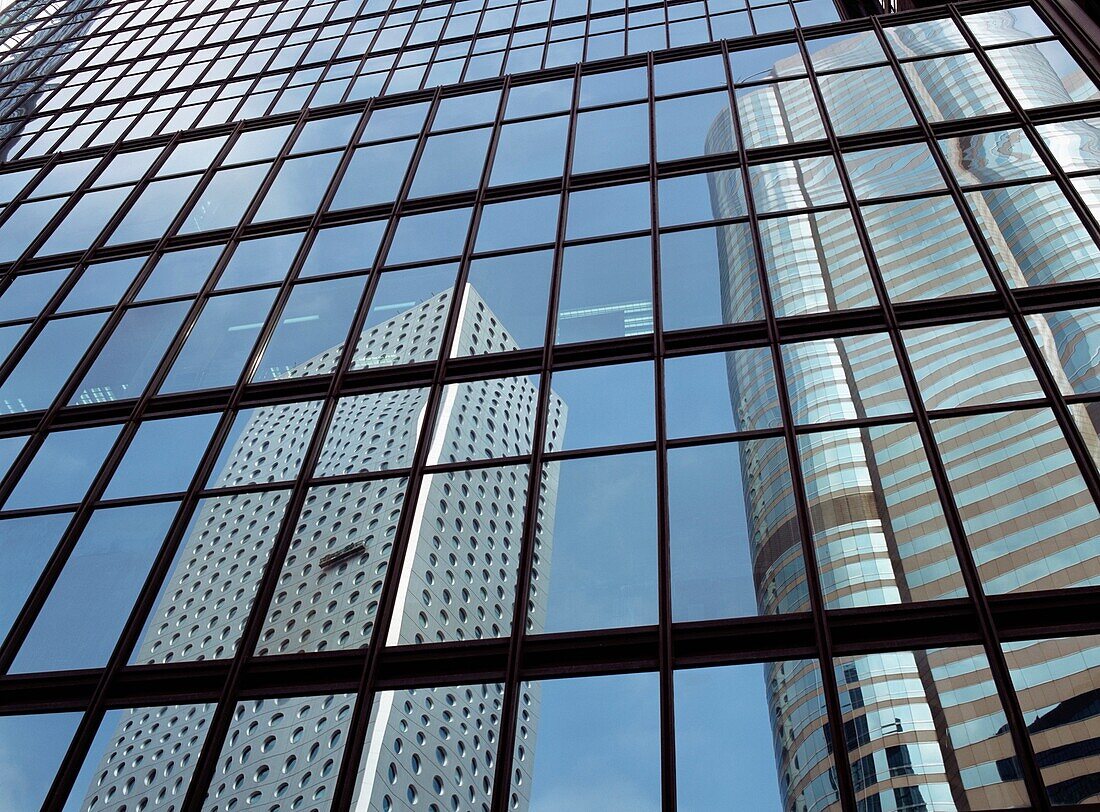 Bürogebäude spiegeln sich, Low Angle View