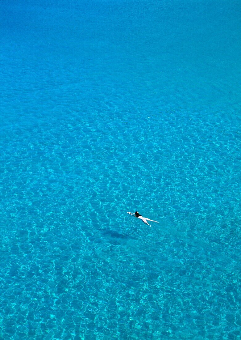 Frau schwimmt im klaren Meer der Bucht von Lindos