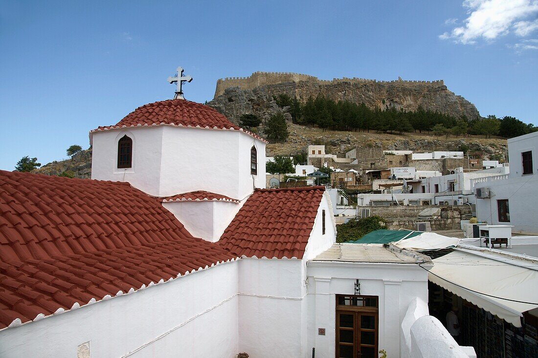 Die Kirche von Panayia im Vordergrund mit der Akropolis von Lindos im Hintergrund