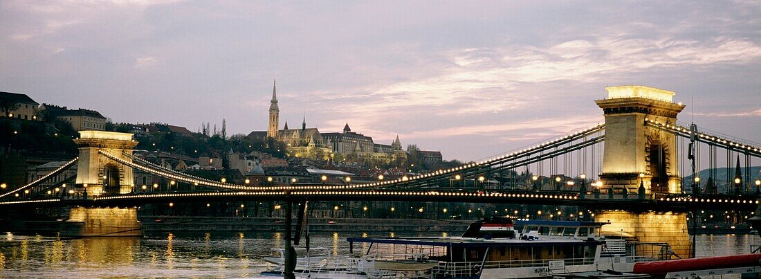 Kettenbrücke, Donau und Matyas-Kirche in der Abenddämmerung