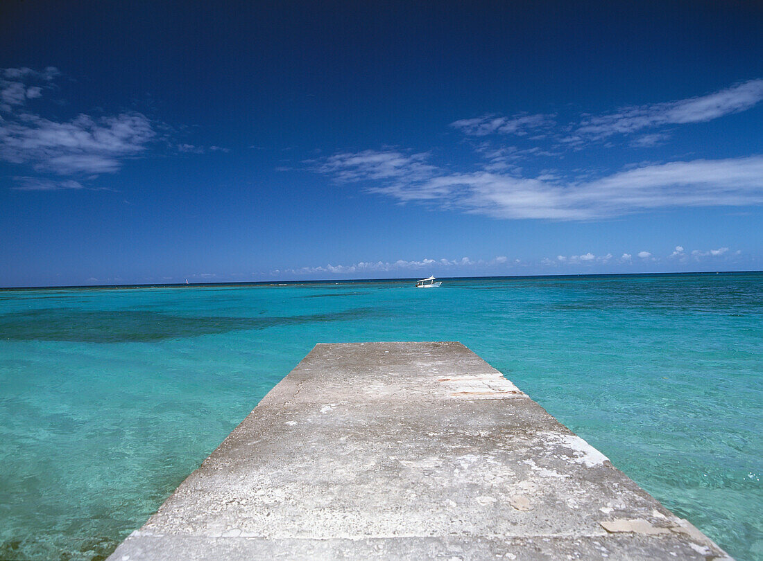 Blick aufs Meer entlang eines kleinen Bootsstegs