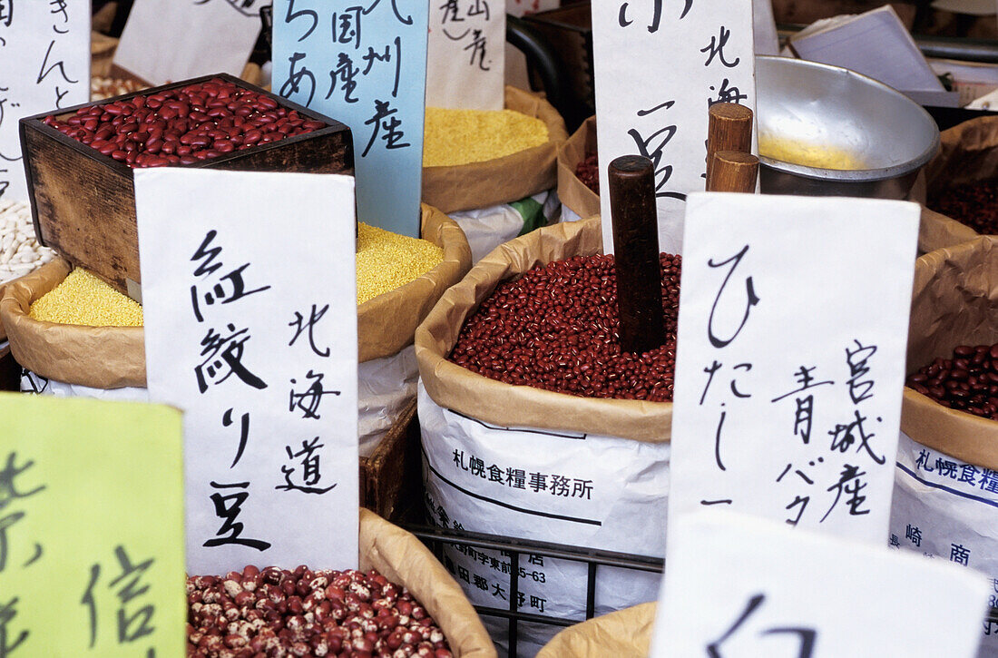 Bohnen und Nüsse auf einem japanischen Markt