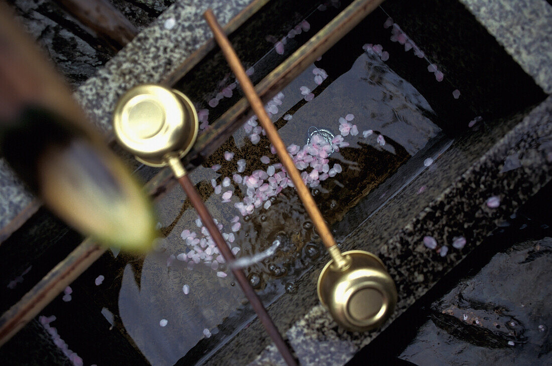 Schaufeln und Wasser in einem Shinto-Schrein