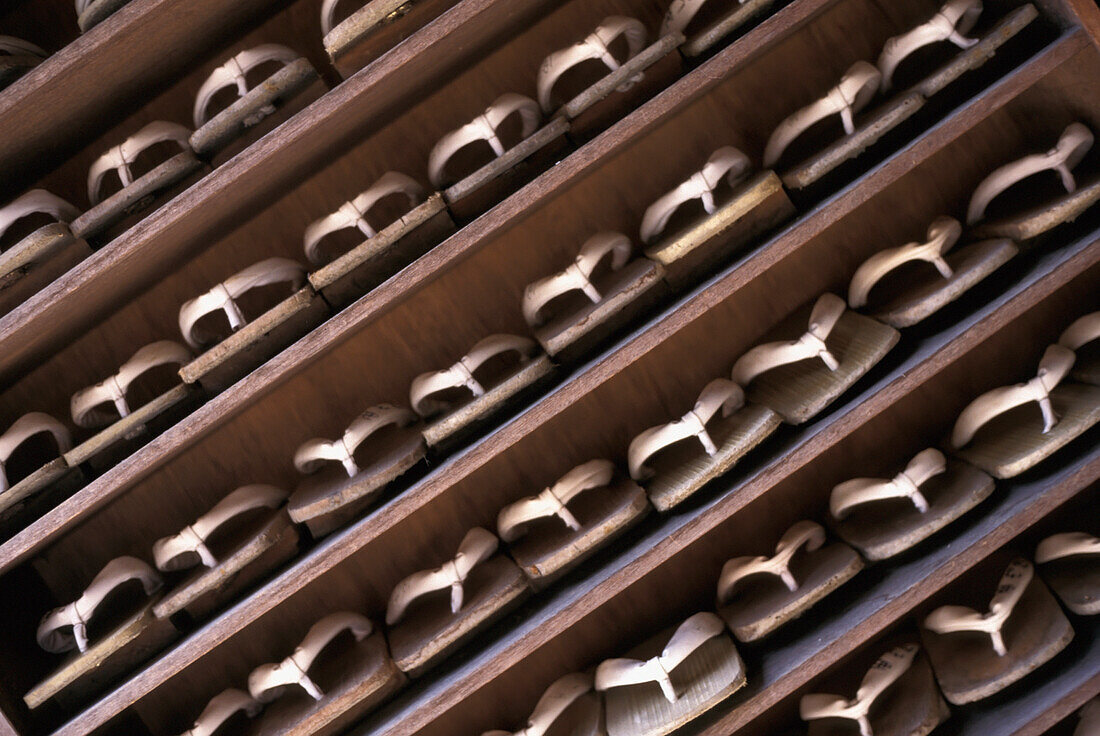Sandalen auf Regalen außerhalb des Tempels, Nahaufnahme