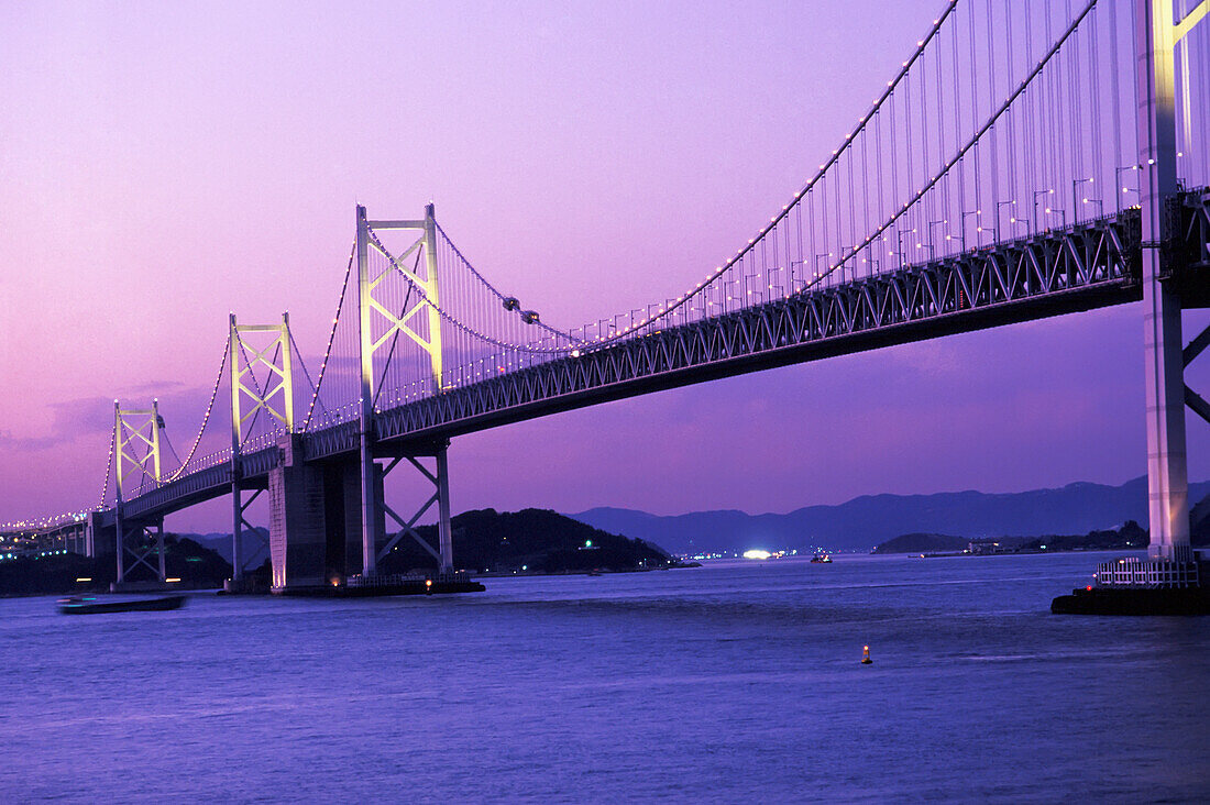 Seto Ohashi Brücke in der Abenddämmerung