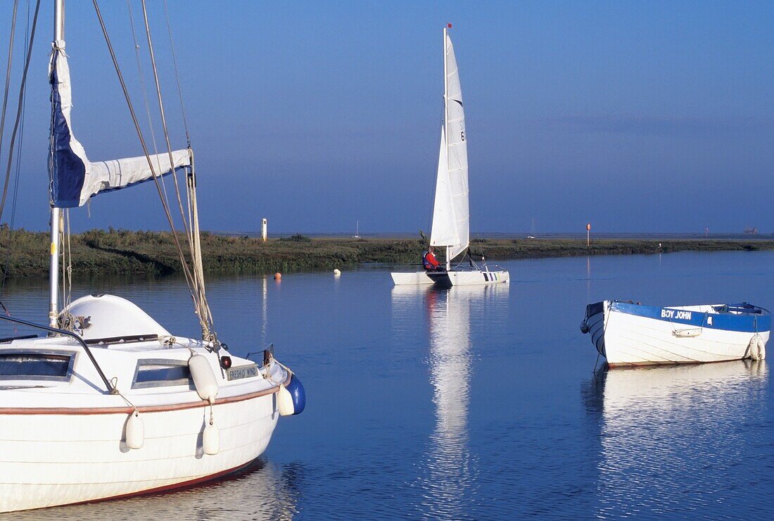 Boote auf stillem Fluss