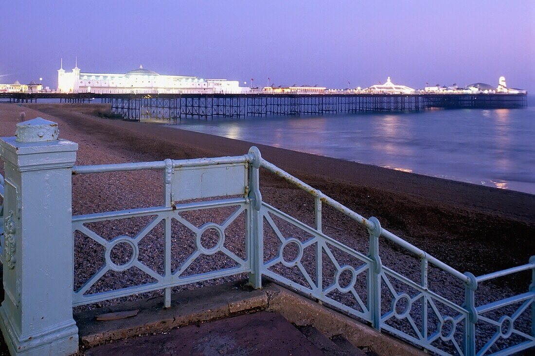 Brighton Palace Pier in der Abenddämmerung