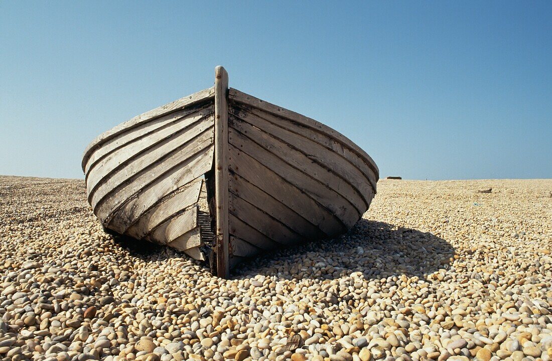 Altes Holzboot am Kieselstrand