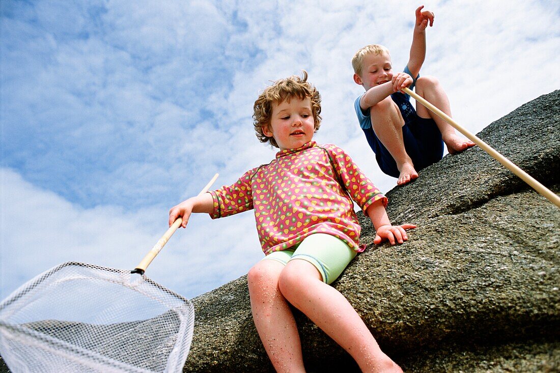 Kinder beim Rockpooling am Meer
