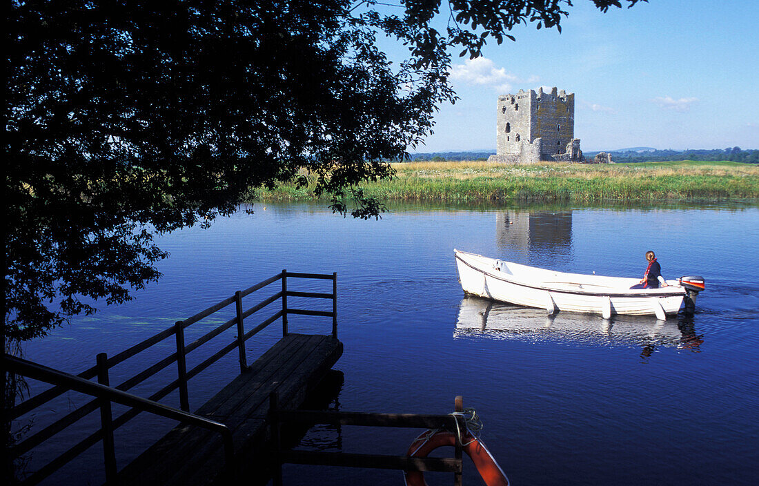 Frau im Boot auf dem Loch hinter dem Schloss