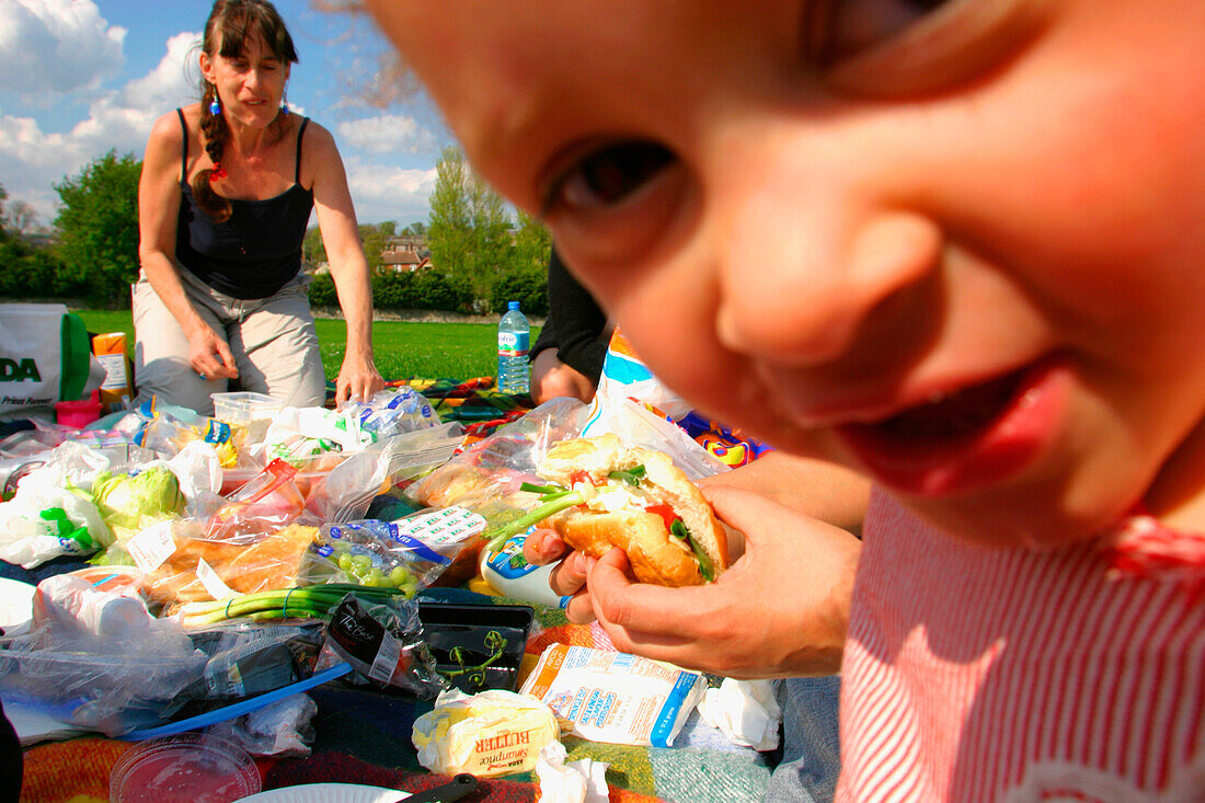 Familie beim Picknick, Nahaufnahme