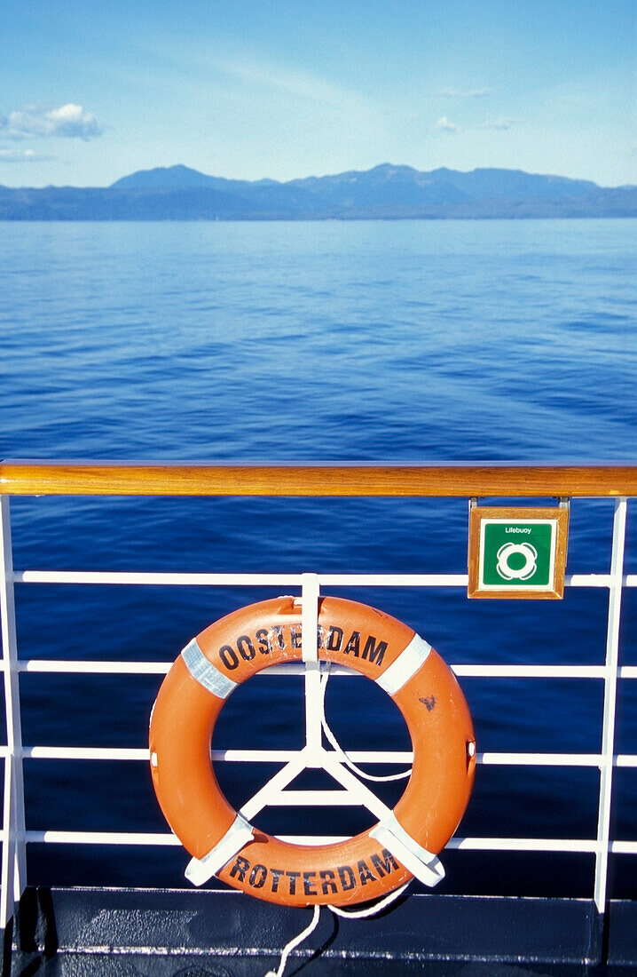 Rettungsring an der Reling eines Kreuzfahrtschiffes