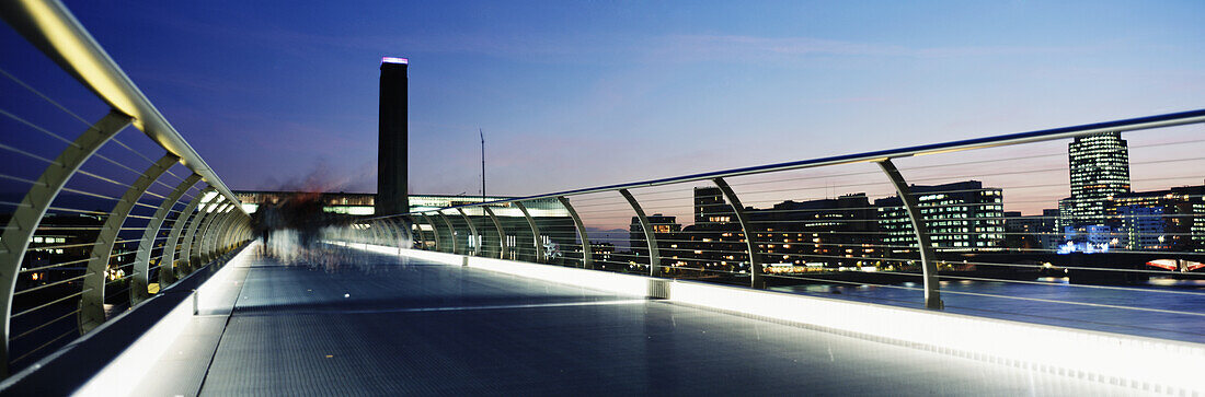 Blick auf die Millennium Bridge in Richtung der Tate Modern bei Nacht