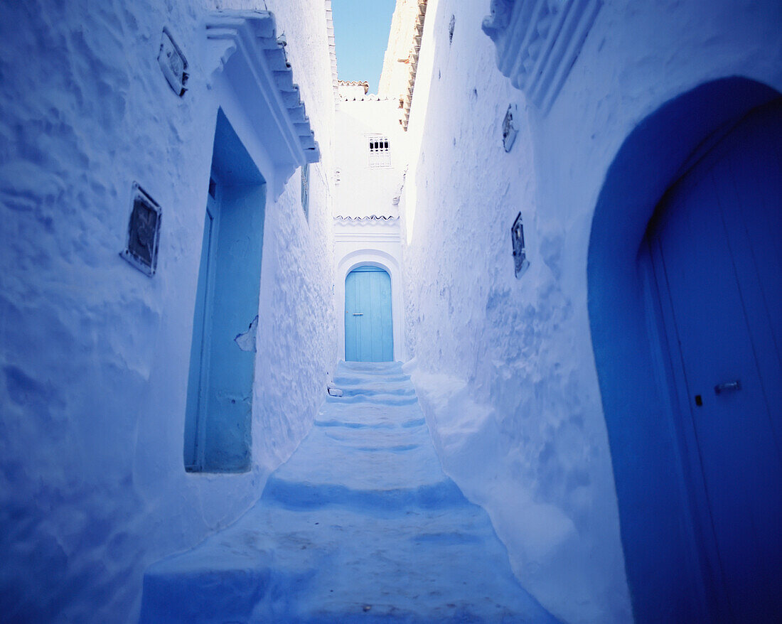 Weiß getünchte Mauern und blaue Türen in der Medina, Cechaouen