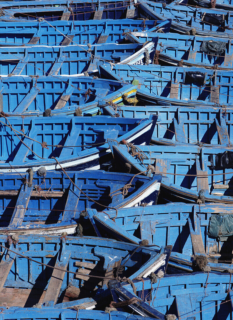 Kleine blaue Boote, die im Hafen zusammengebunden sind, Nahaufnahme