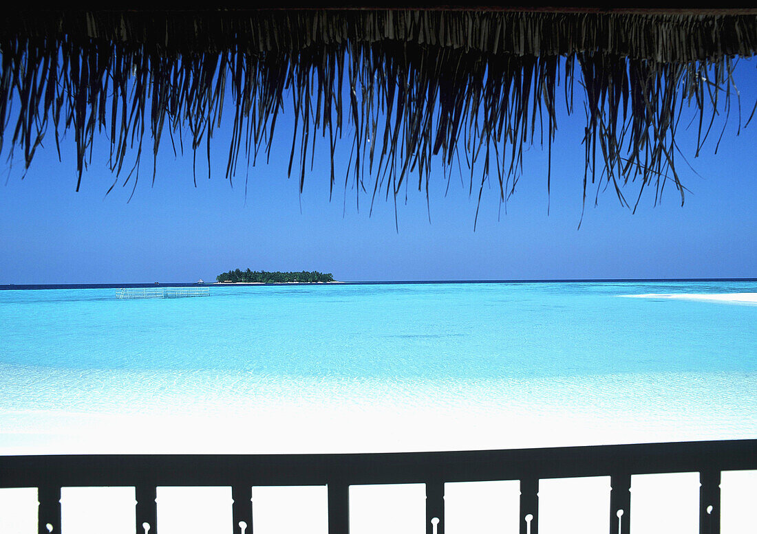 Blick vom Balkon über den weißen Sandstrand