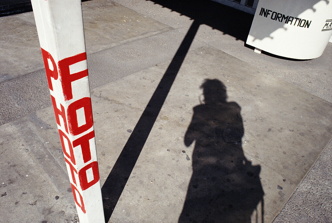 Schatten einer Person neben einem Foto Zeichen