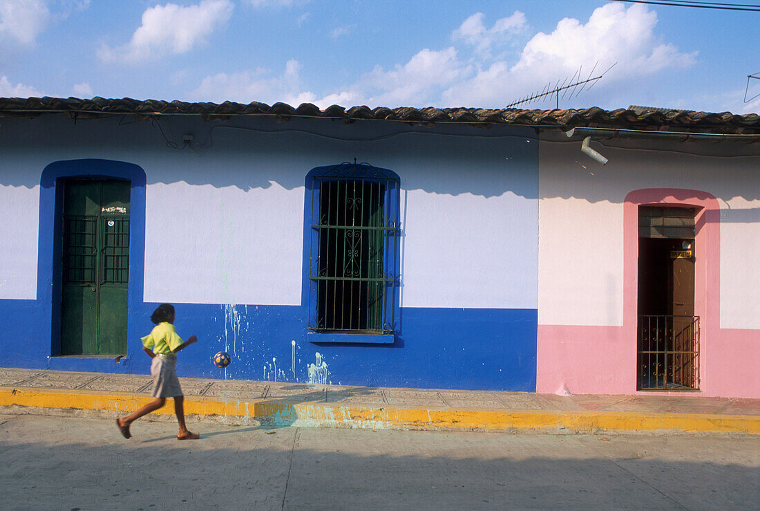 Frau geht auf der Straße in Jalcomulco spazieren