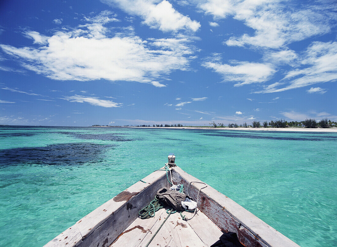 Blick von einer Dhau in seichtem Wasser nahe der Ilha De Mohambique