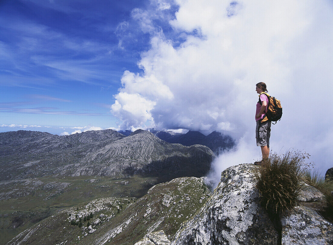 Wanderer bewundert die Aussicht vom Namasile Peak