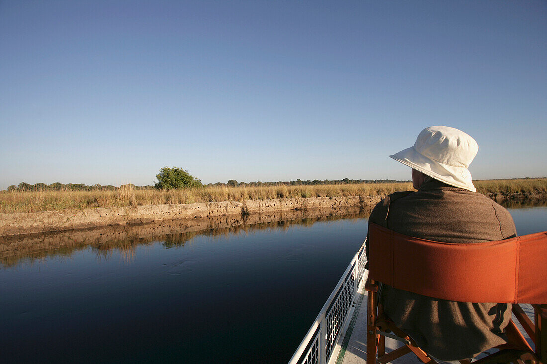 Tourist bei einer Bootsfahrt auf dem Kwando-Fluss