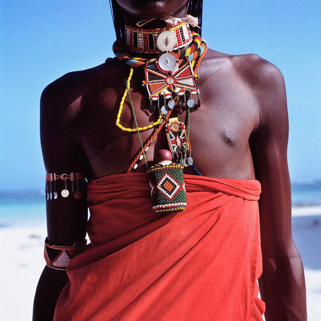 Maasai in traditioneller Kleidung am Strand, Nahaufnahme