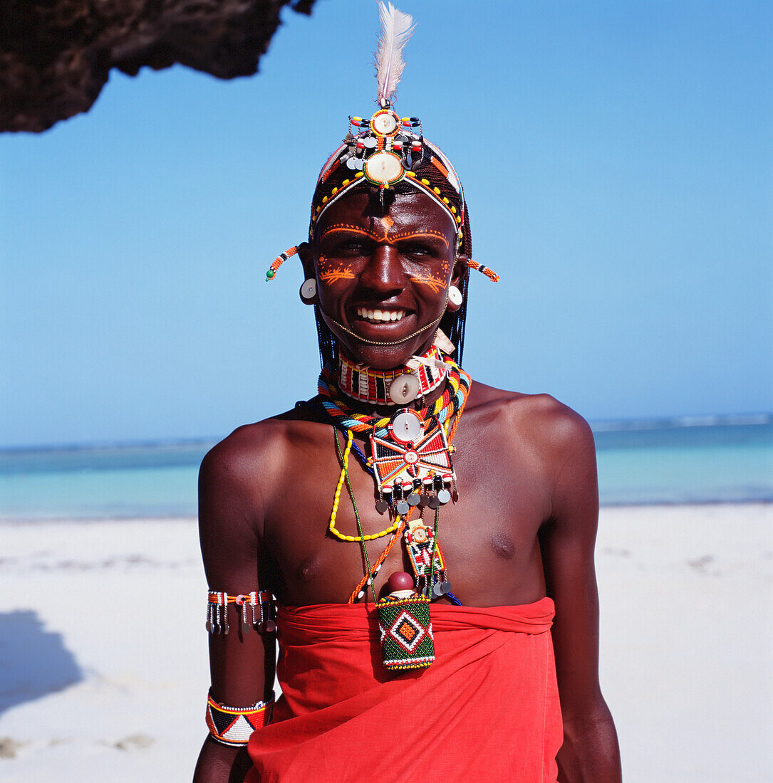 Lächelnder Samburu-Stammesangehöriger am Strand von Diani