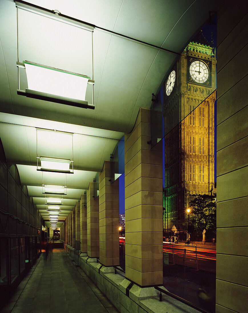 Blick durch die Bögen an der Vorderseite der Westminster Station in Richtung Big Ben