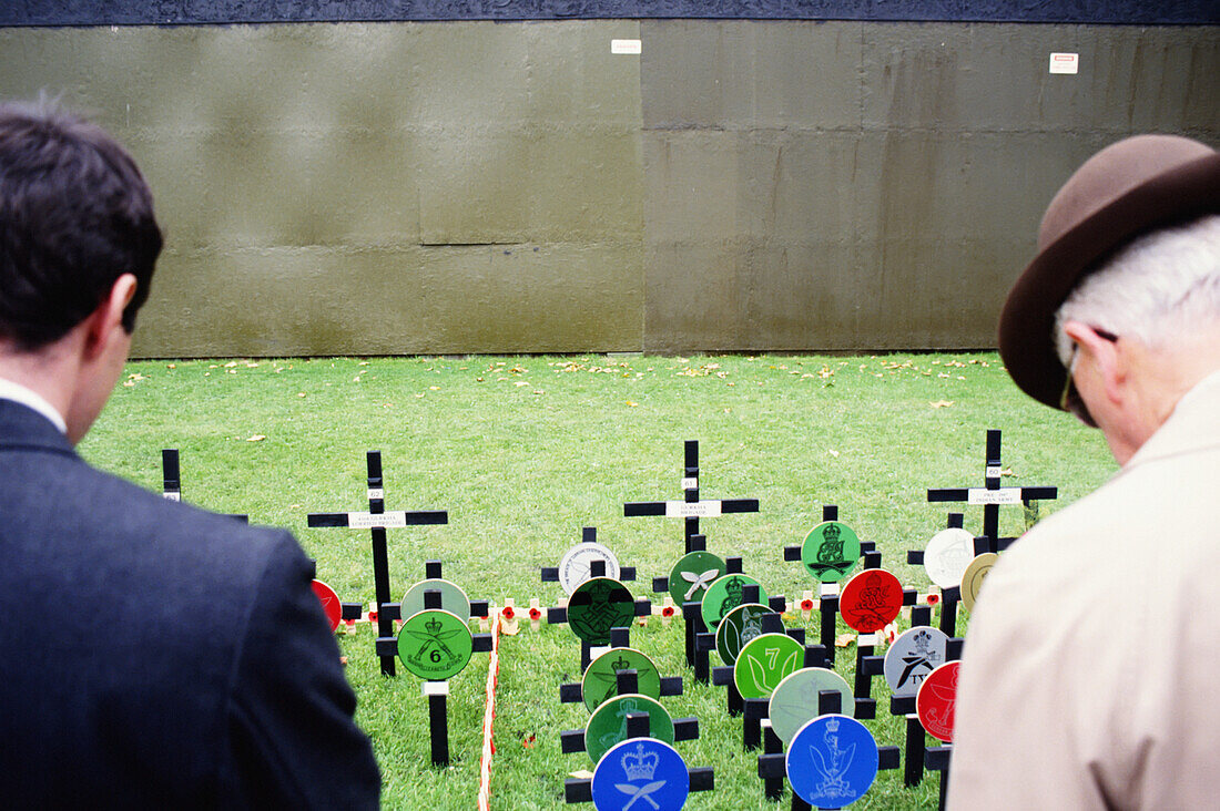 Zwei Männer an einer Grabstätte am Remembrance Day