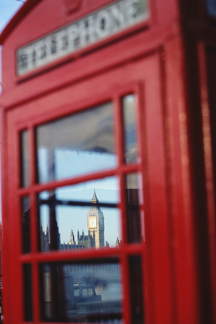 Houses Of Parliament und Big Ben durch eine rote Telefonzelle gesehen