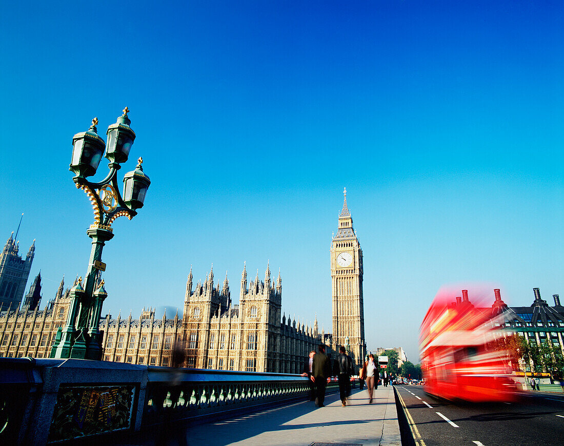 Blick entlang der Westminster Bridge in Richtung