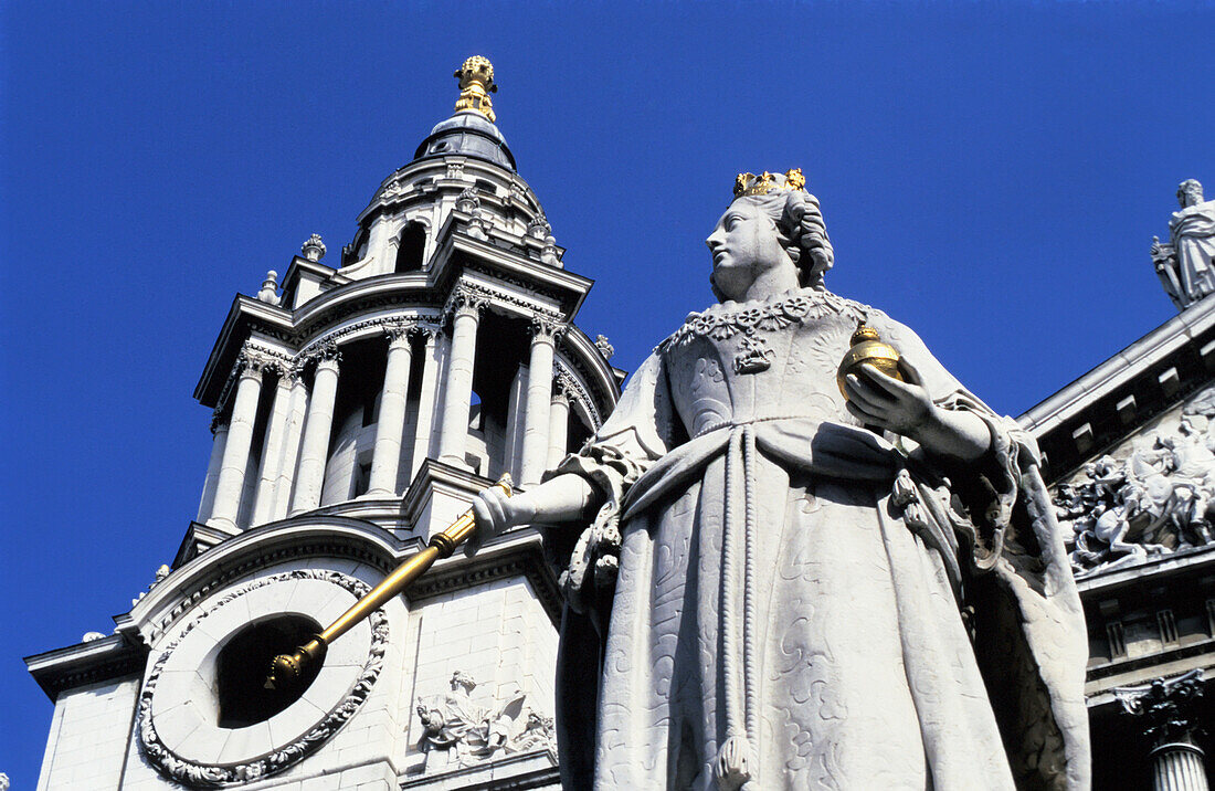 Statue von Königin Victoria vor der St. Pauls Cathedral