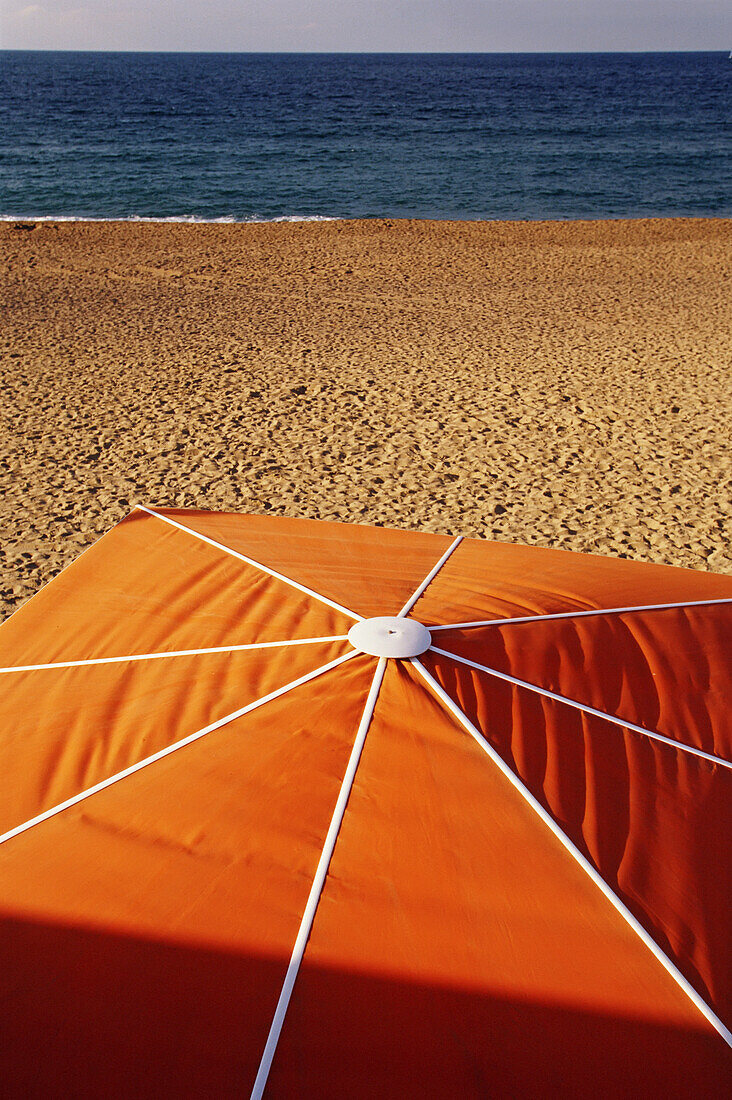 Roter Sonnenschirm am Strand, Nahaufnahme