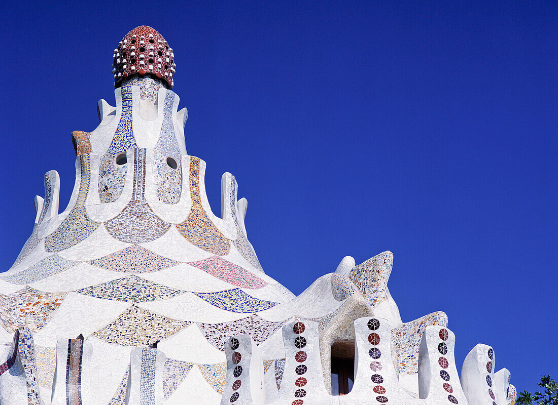 Dach des von Gaudi entworfenen Eingangsgebäudes des Parc Guell
