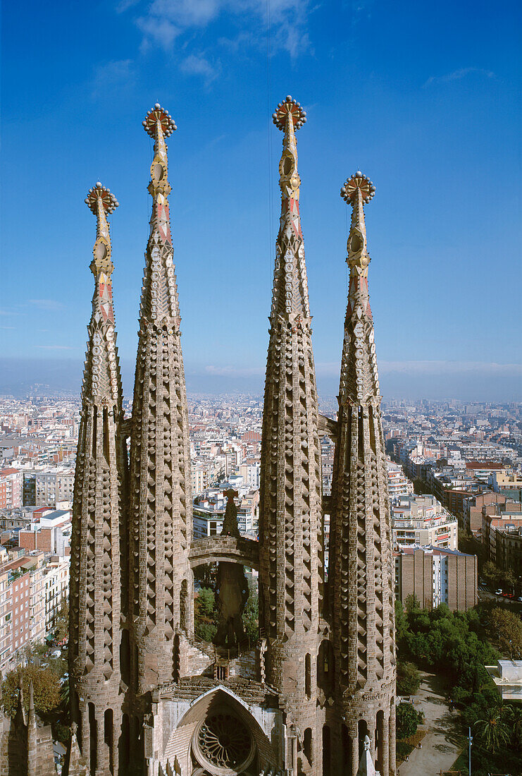 Die ersten Bautürme des Tempels La Sagrada Familia