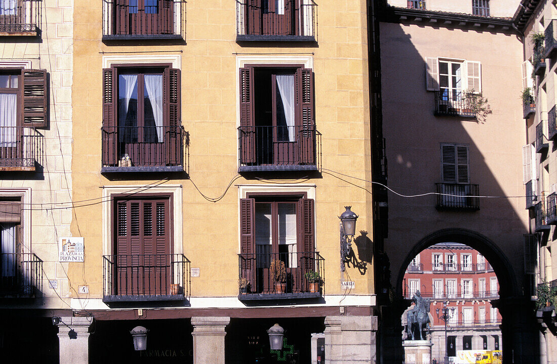 Wohnungen und Bogengang auf der Plaza De La Provincia