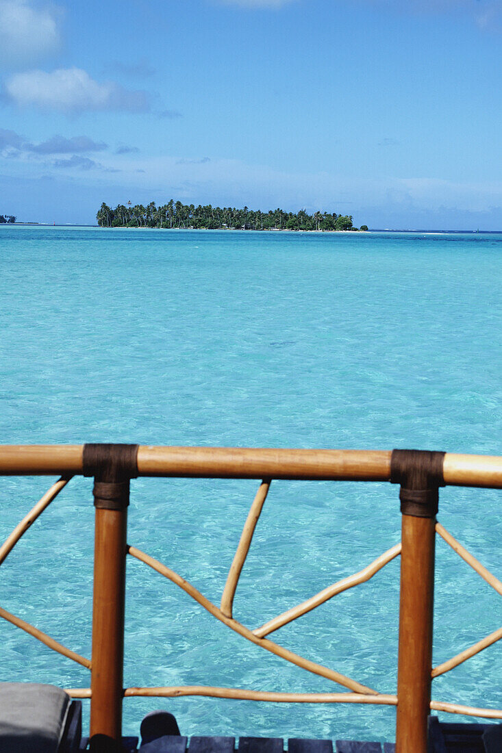 Balkon mit Blick auf das Meer und die benachbarte Insel