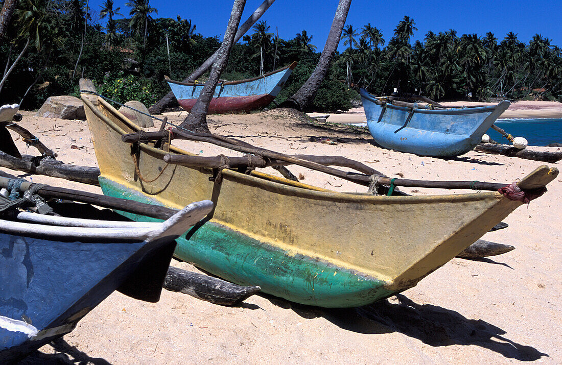 Fischerboote am Strand von Tangalle