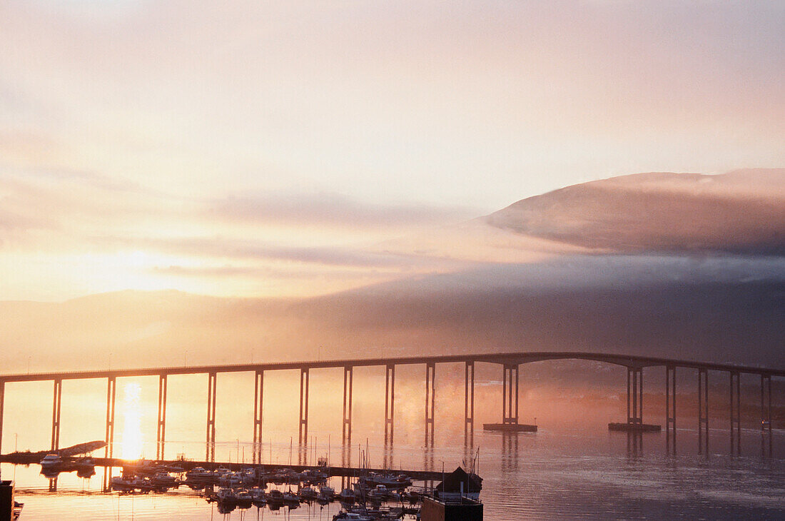 Silhouetted Brücke über Tromso Sound bei Sonnenuntergang