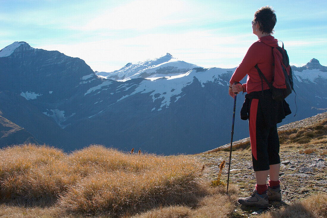 Wanderer in den Südalpen mit Blick über die Berge